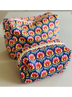Toilettaske - Lilla/pink/bl/rd/gul m/grafiske blomster - Stor