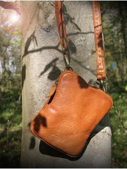 Montana Ennis Lille Crossbody taske med skulderrem - Cognac bffelskind